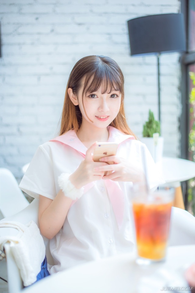 作为一名大学生，我们是祖国的未来，人民的希望。我们要让梦想起航，青春绽放，为社会做出贡献，活出一个有价值的人生。